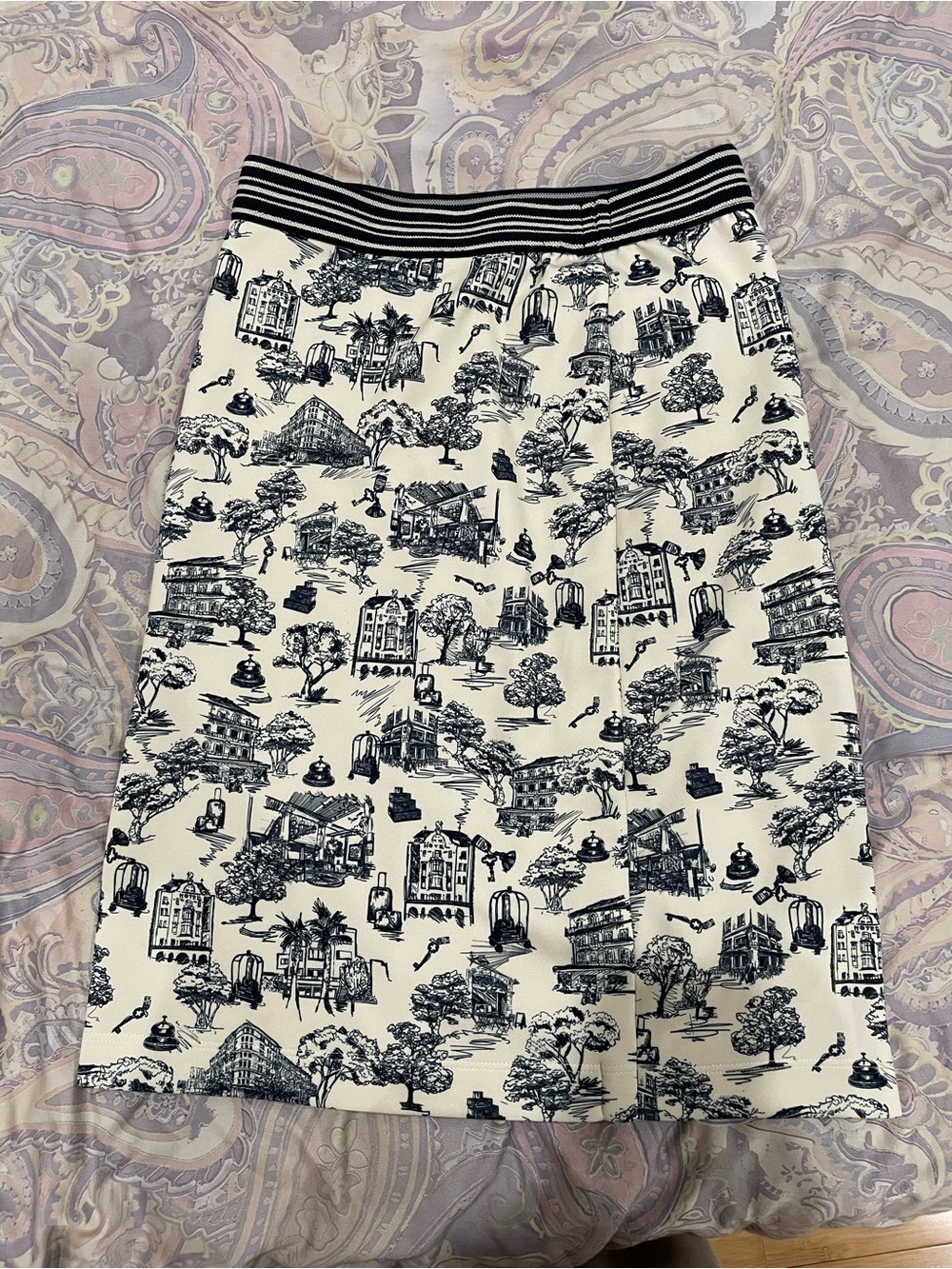 Mid length skirt with city pattern
